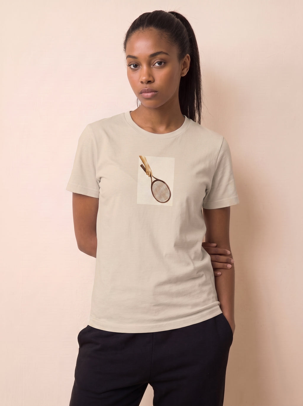 Tennisschläger haltendes T-Shirt