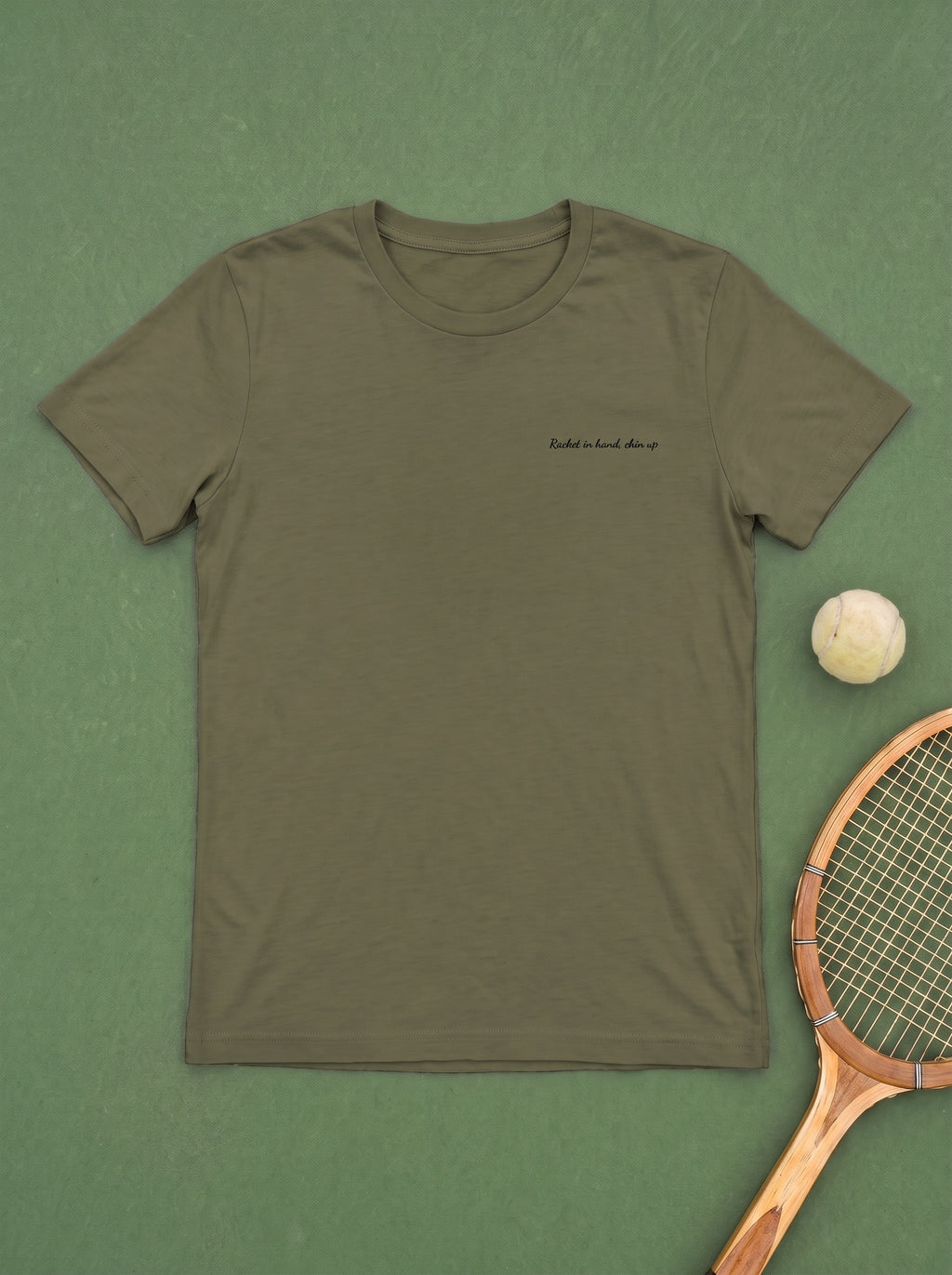 Schläger in der Hand, T-Shirt mit erhobenem Kinn
