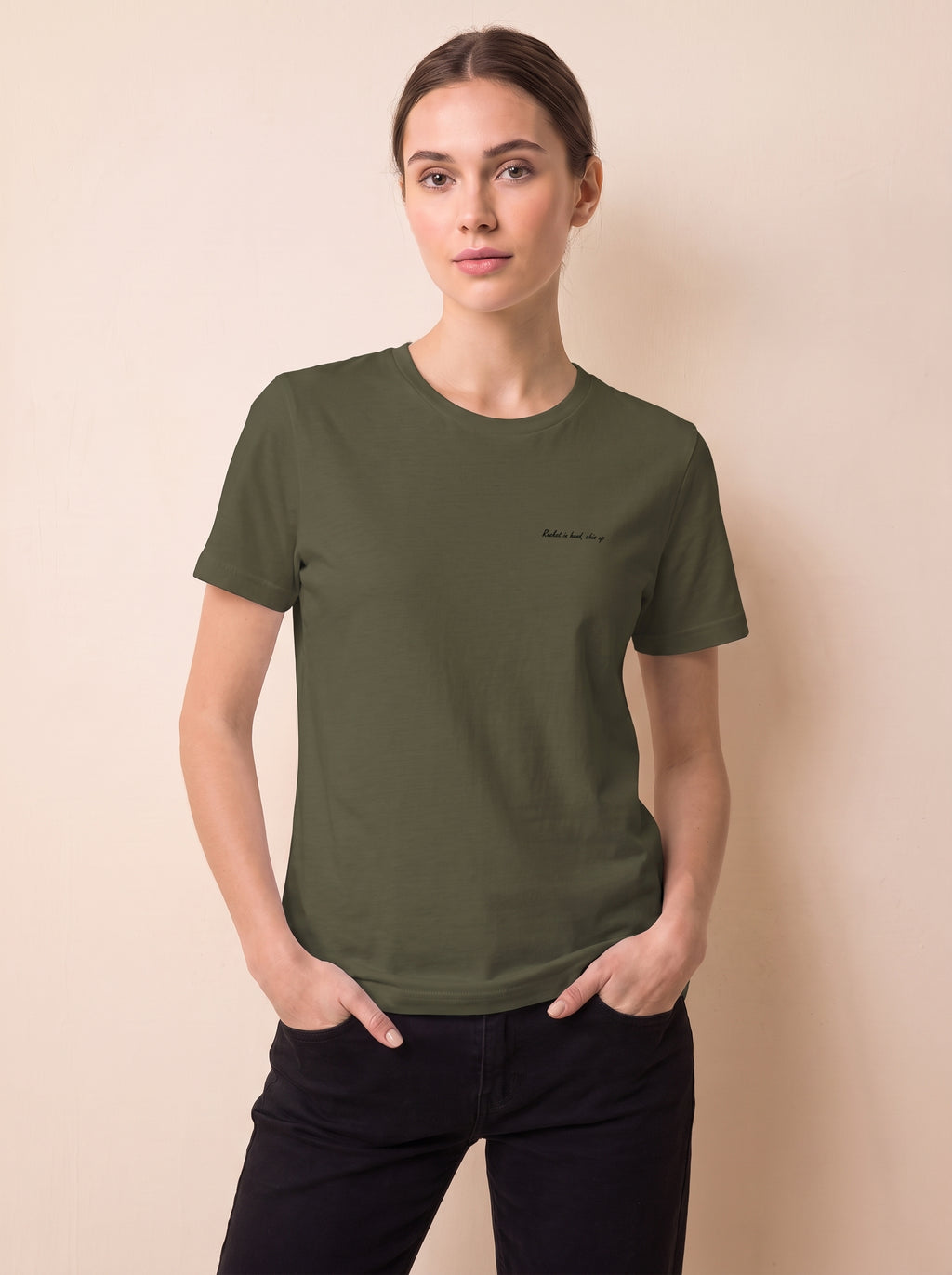 Schläger in der Hand, T-Shirt mit erhobenem Kinn