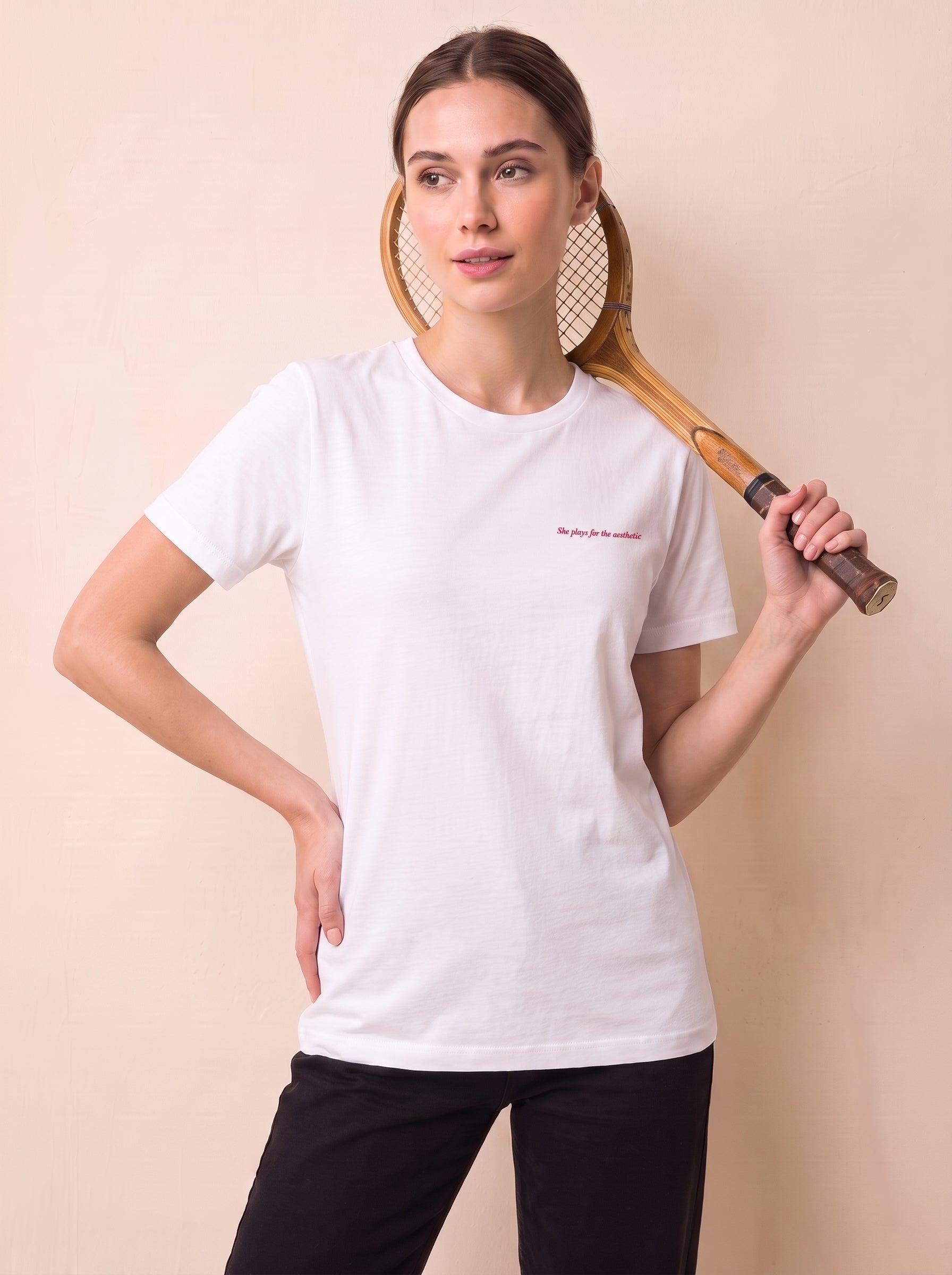 Sie spielt für die Ästhetik des T-Shirts